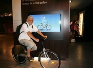 Grzegorz na rowerze w sali ludzkiego ciala
