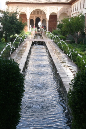 Typowe patio z fontannami