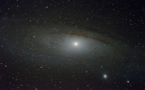 Galaktyka w Andromedzie, aparat Nikon D7000, ISO 1600, montaż HEQ5, teleskop Newtona 200/1000,  40 zdjęć, ekspozycja 45 s